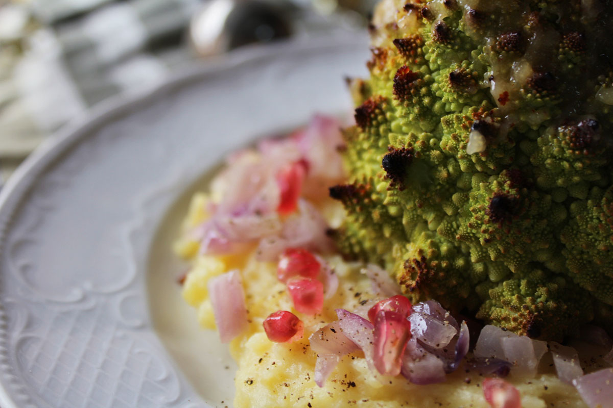 Chou romanesco épicé, purée de pommes de terre et sauce aux poires